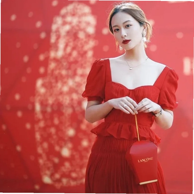 em là cô gái mặc đầm đỏ phong cách