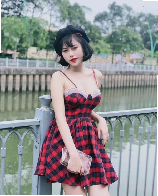 em là cô gái mặc đầm đỏ tỏa sáng