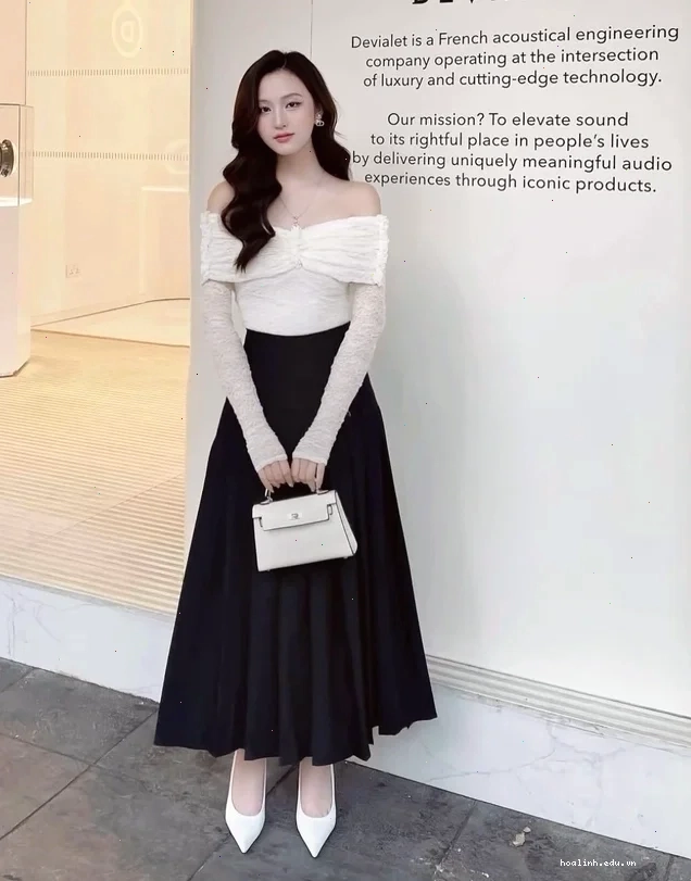 em là cô gái mặc váy đen cá tính
