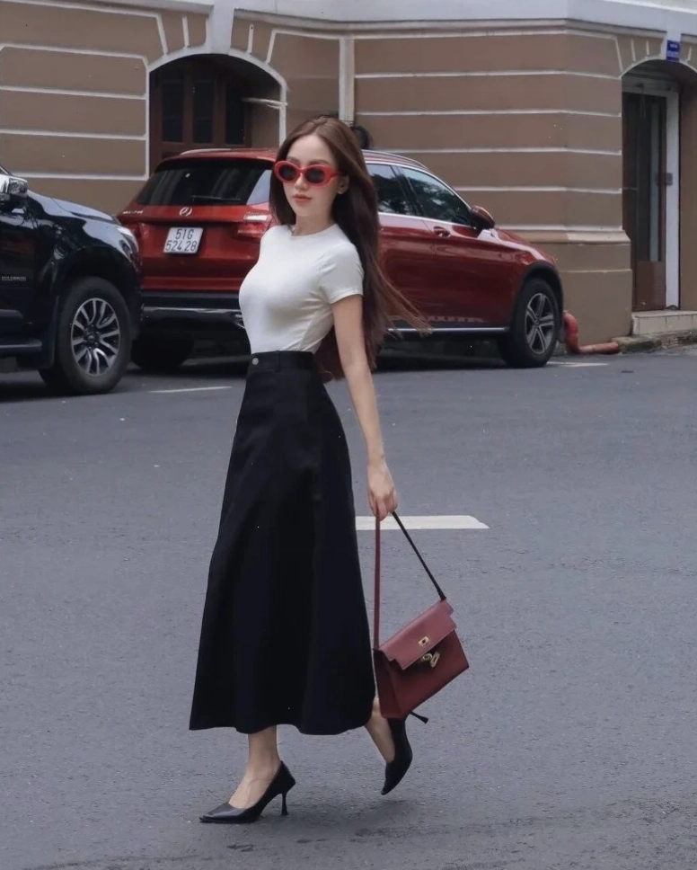 em là cô gái mặc váy đen điệu đà