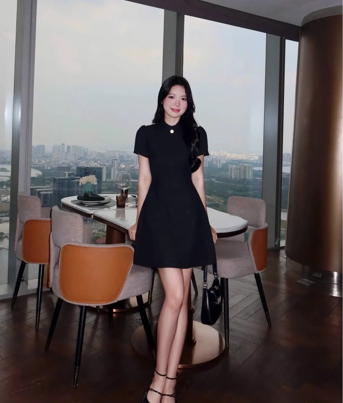 em là cô gái mặc váy đen sang trọng