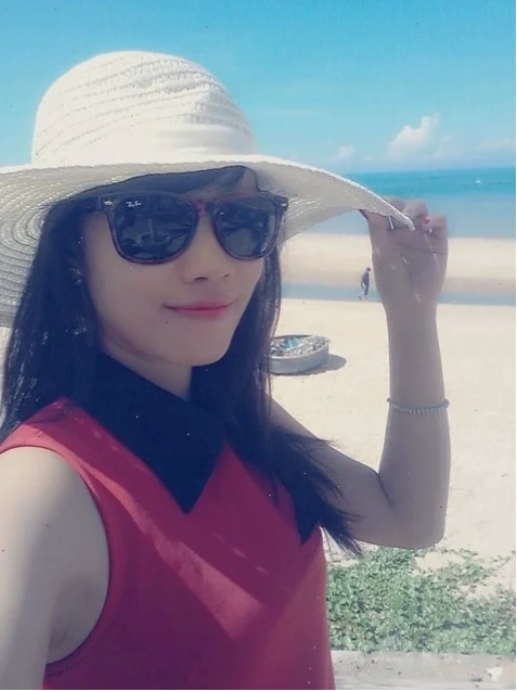 em là cô gái mặc váy đỏ duyên dáng