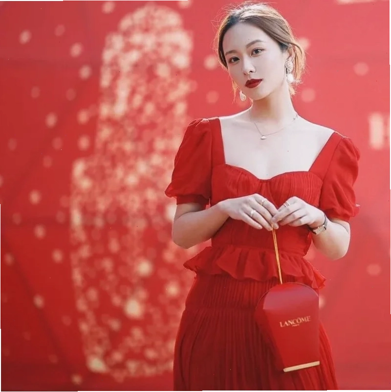 em là cô gái mặc váy đỏ ngồi quán cafe
