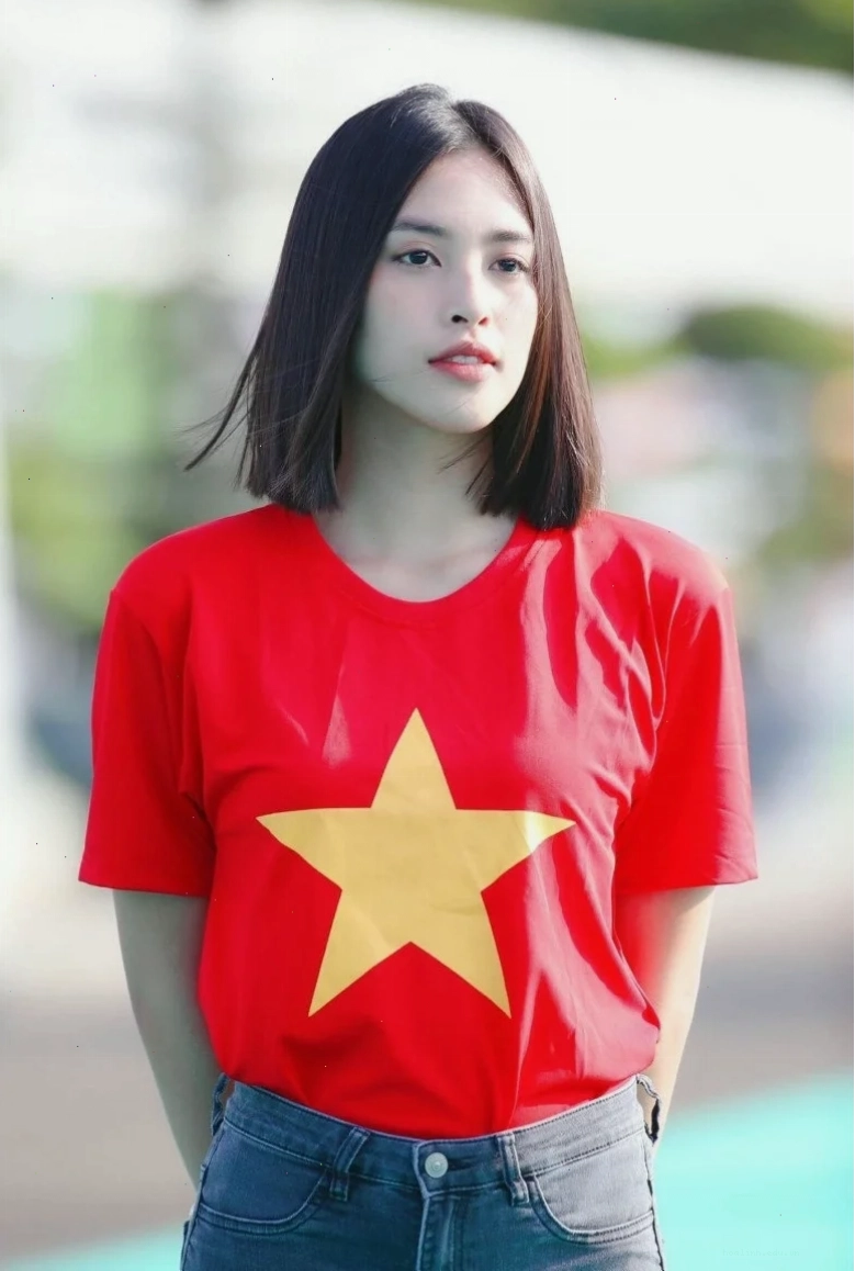 em là cô gái mặc váy đỏ nhẹ nhàng