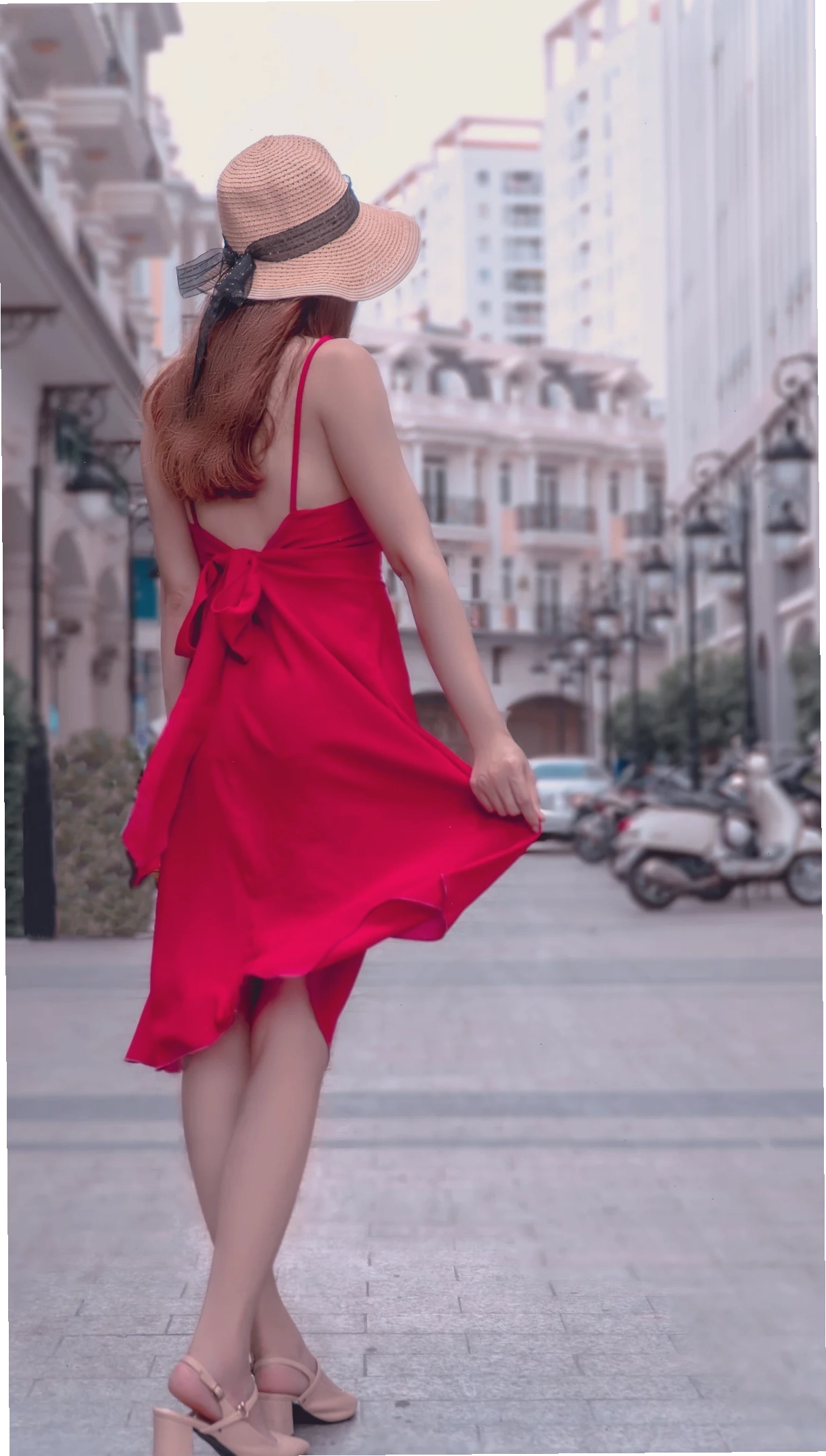 em là cô gái mặc váy đỏ nổi bật