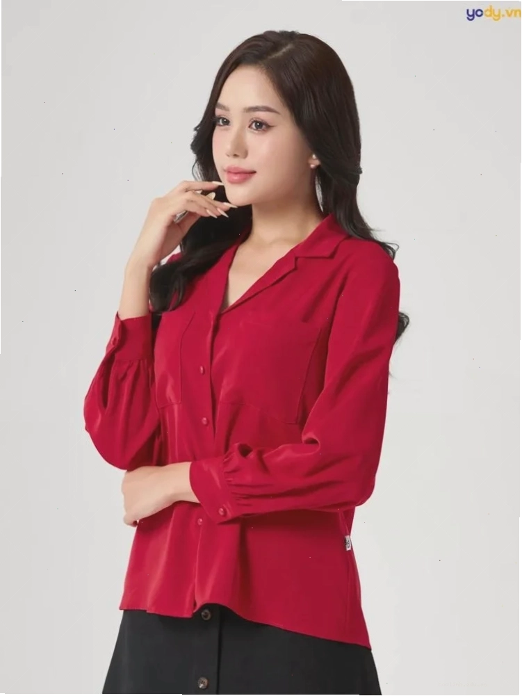 em là cô gái mặc váy đỏ nữ tính