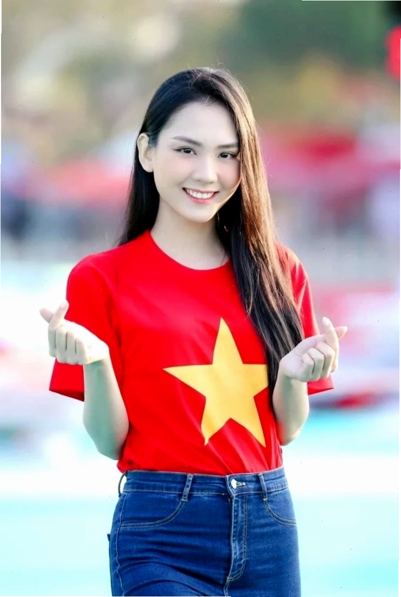 em là cô gái mặc váy đỏ sang trọng tối