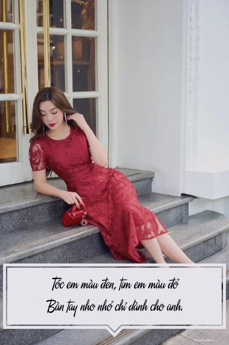 em là cô gái mặc váy đỏ với túi xách tinh tế