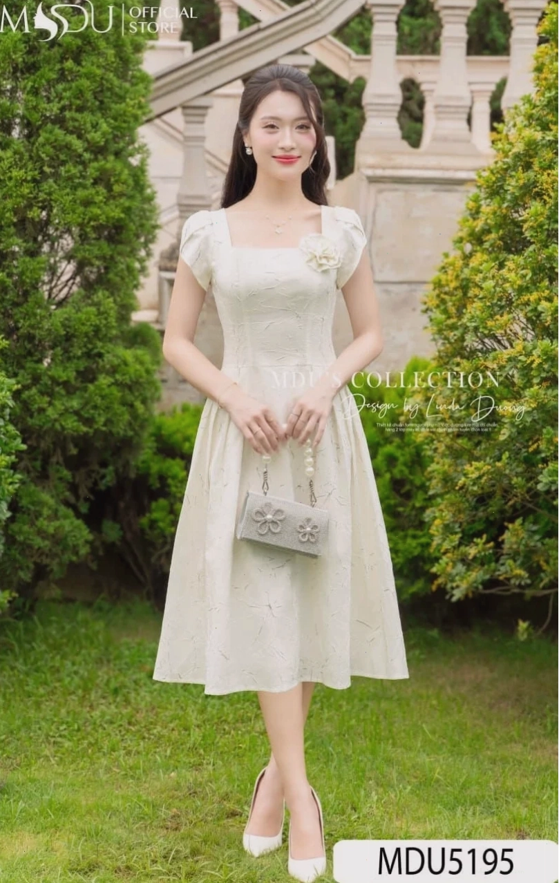 em là cô gái mặc váy trắng chụp ảnh