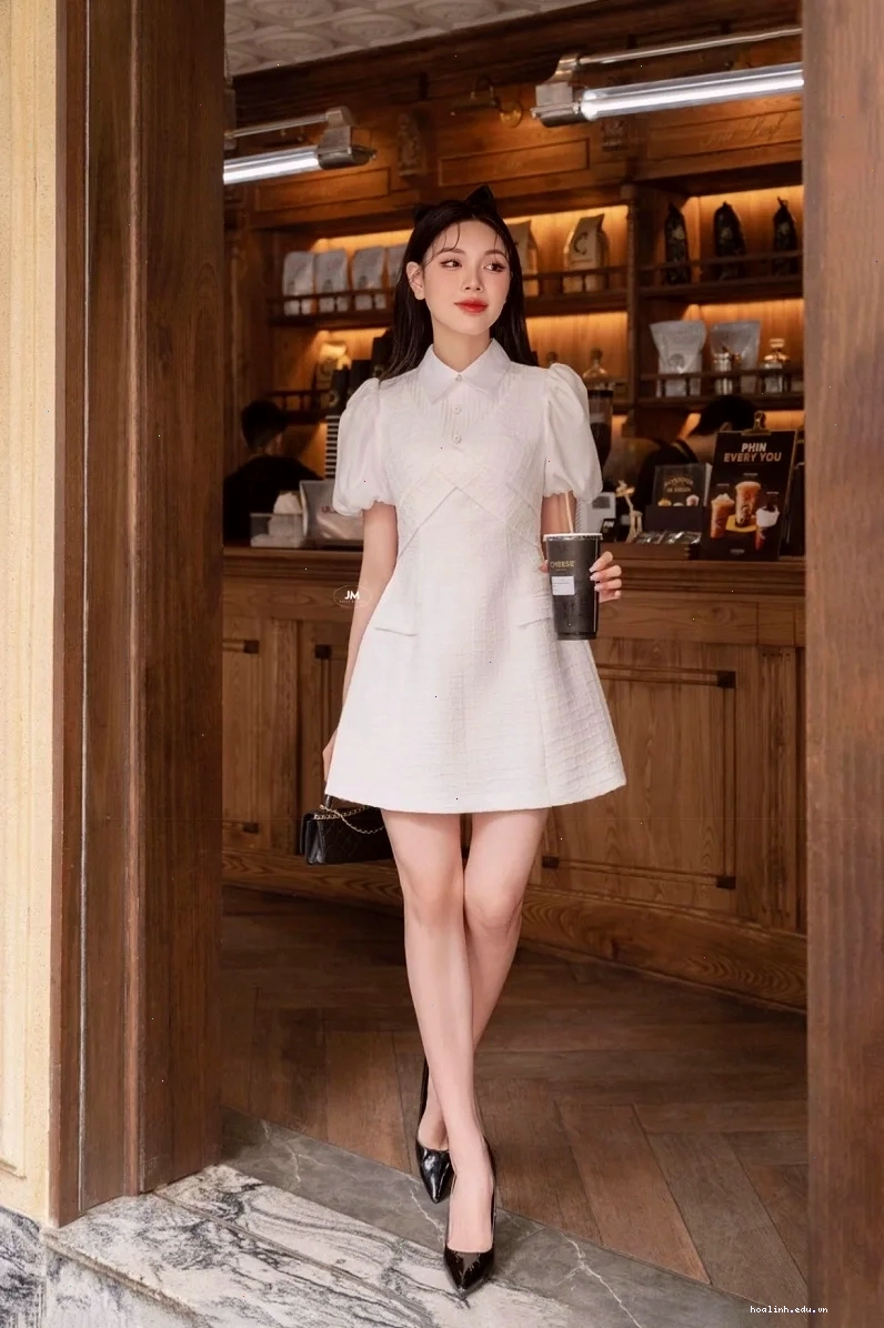 em là cô gái mặc váy trắng dự tiệc