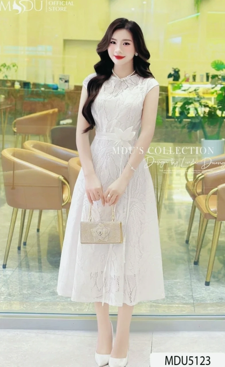 em là cô gái mặc váy trắng đứng đợi