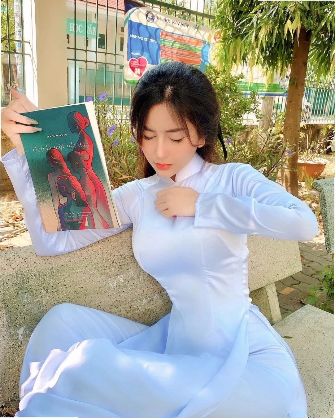 em là cô gái mặc váy trắng nhẹ nhàng