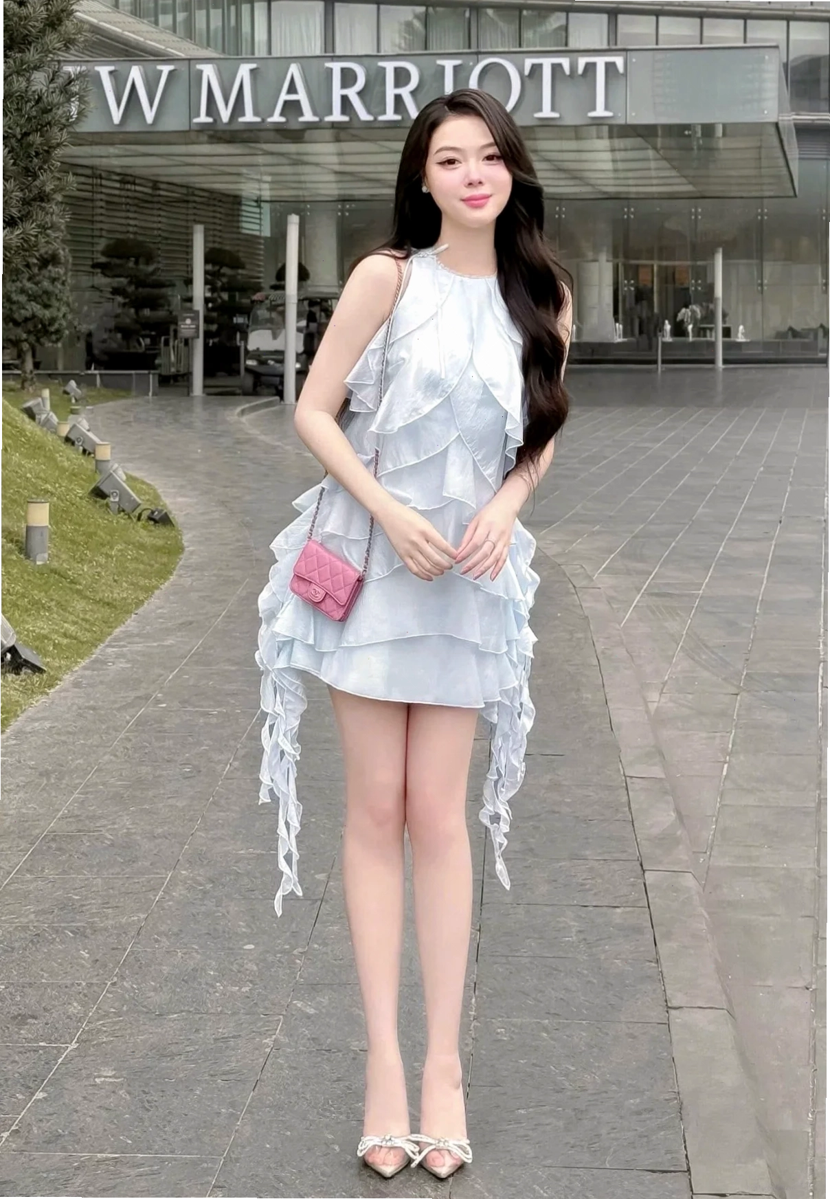 em là cô gái mặc váy trắng tươi cười