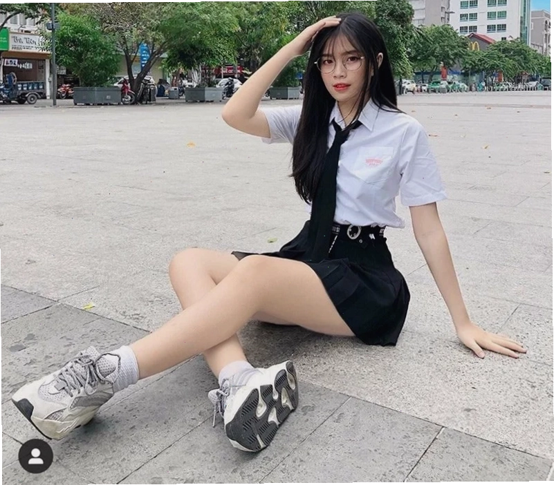 Gái 2k sexy bước đi trên cát