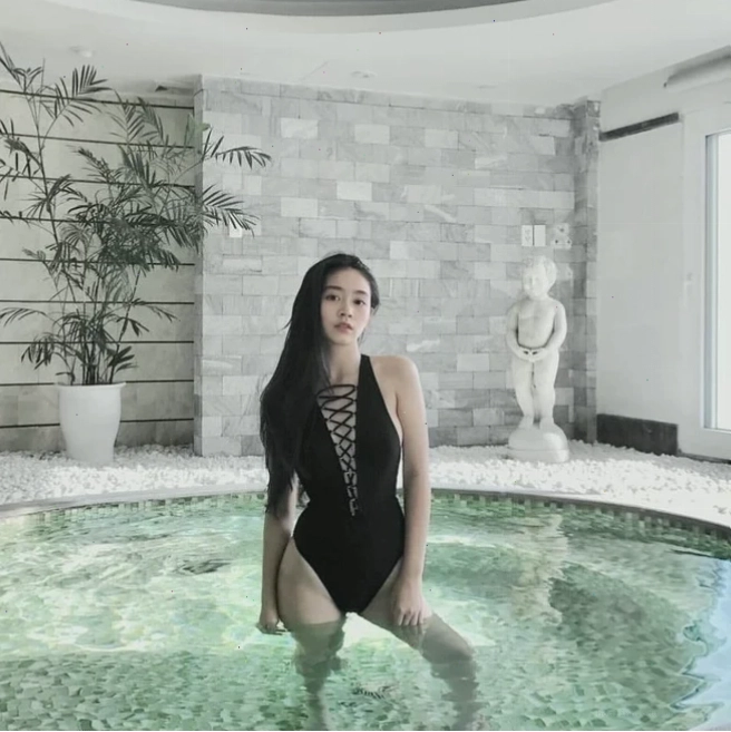 Gái 2k sexy học ngoại ngữ giỏi