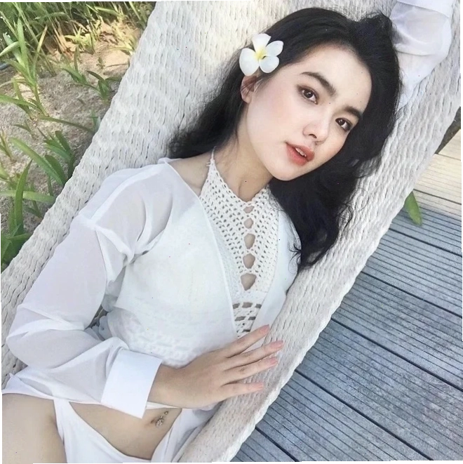 Gái 2k sexy trang điểm nhẹ