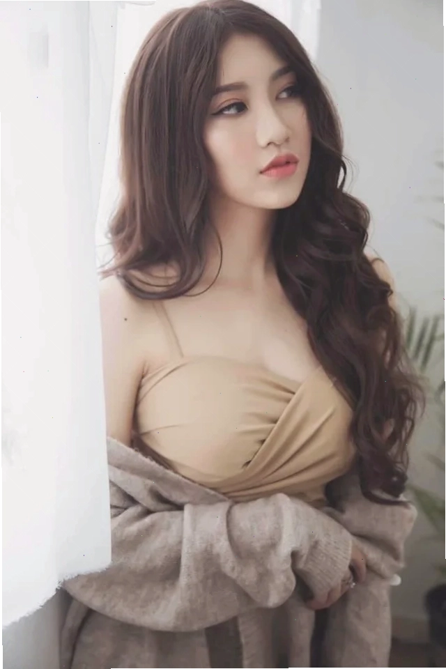 Gái 2k sexy với mái tóc dài uốn xoăn