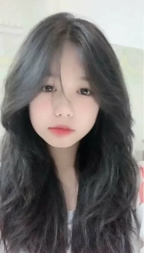 Gái 2k8 váy trắng