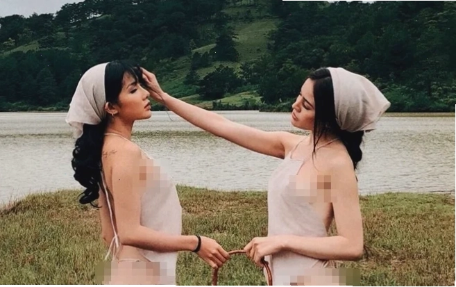 Hòa mình thiên nhiên Gái ăn mặc hở chụp vườn hoa