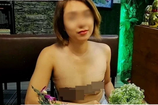 Nụ cười xinh Gái ăn mặc hở cười tươi