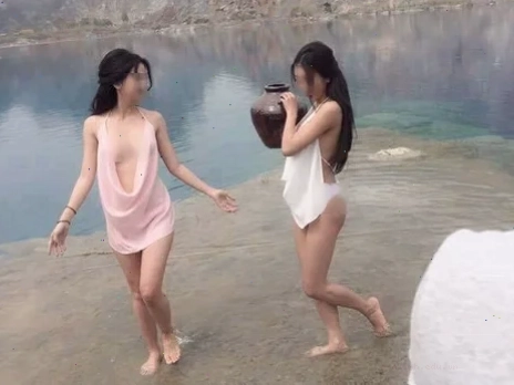 Đầm dạ hội sexy Gái ăn mặc hở dự tiệc