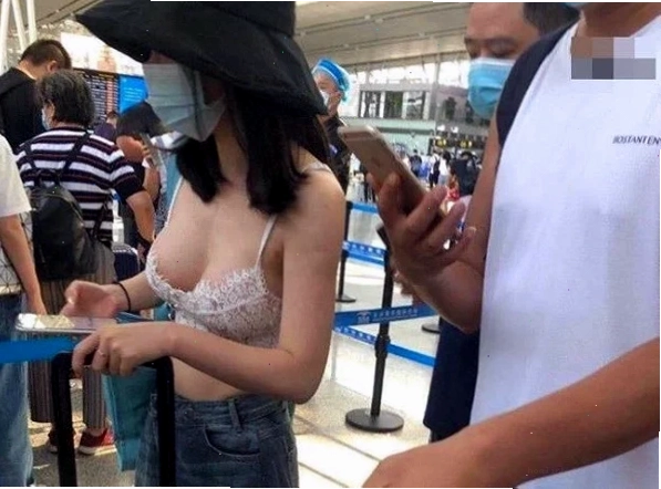 Fashion sân bay Gái ăn mặc hở tại sân bay