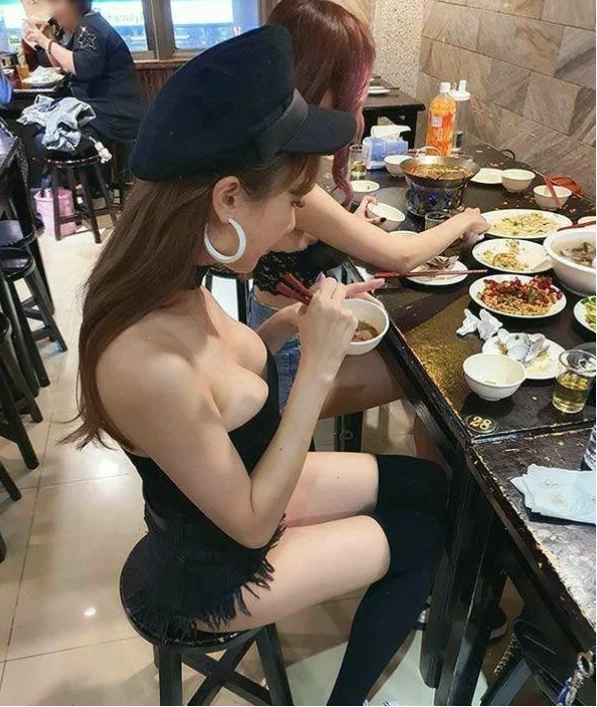 Dạo chơi xinh đẹp Gái ăn mặc hở trong công viên