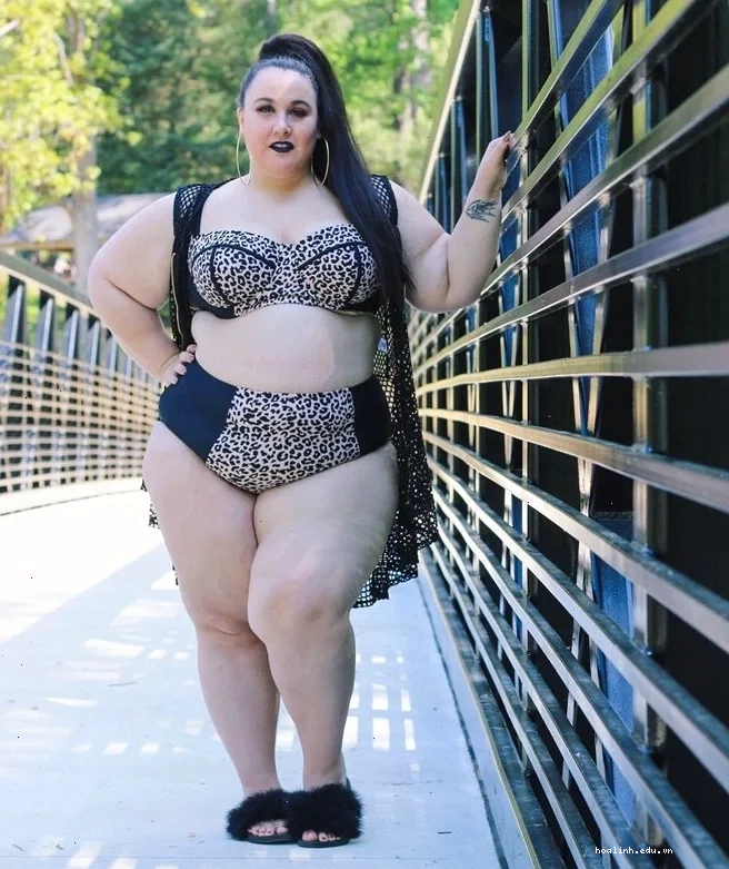 gái béo mặc bikini họa tiết chấm bi