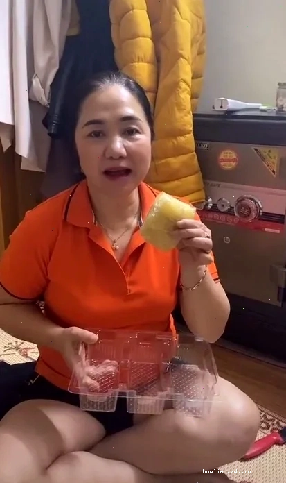 gái bưởi to đọc sách
