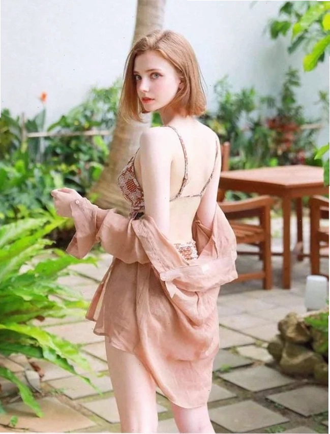 gái châu âu sexy dưới ánh nắng