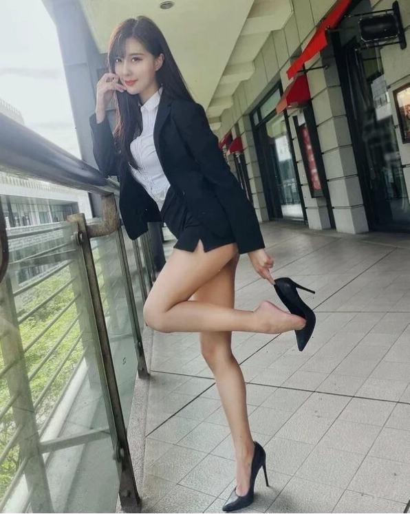 gái công sở sexy bớt khô khan