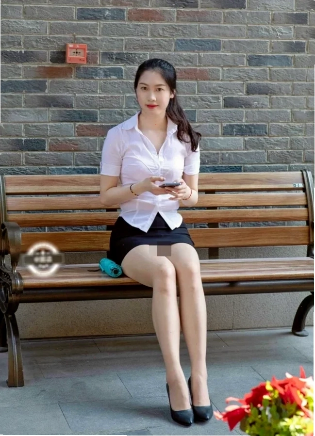 gái công sở sexy váy bèo nhún