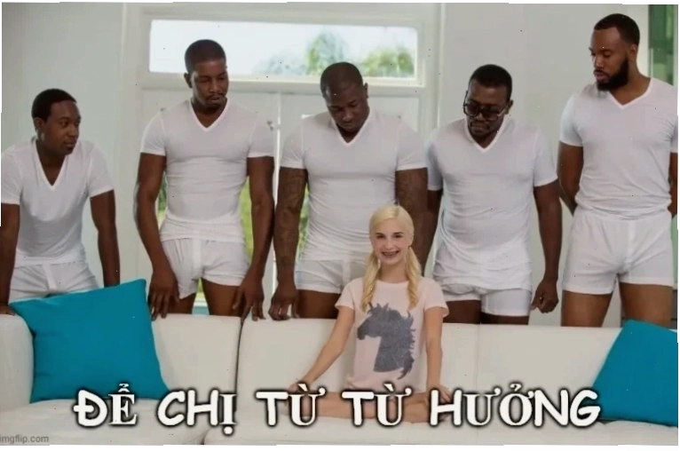 gái da đen sexy đeo khuyên tai