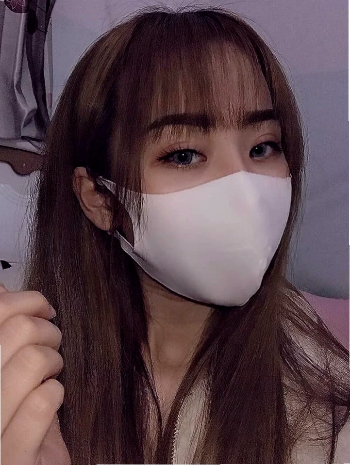 gái đeo khẩu trang bí ẩn