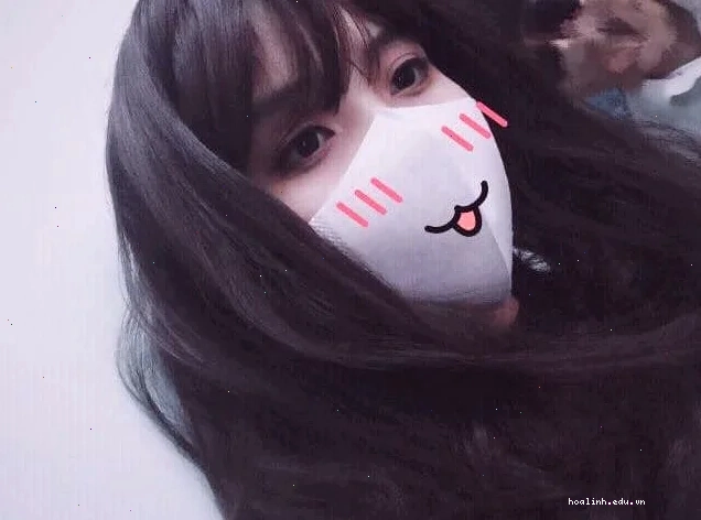 gái đeo khẩu trang buồn