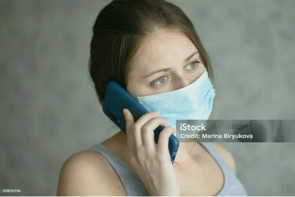 gái đeo khẩu trang cá tính