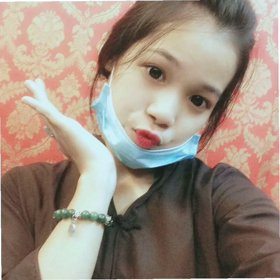 gái đeo khẩu trang chia sẻ