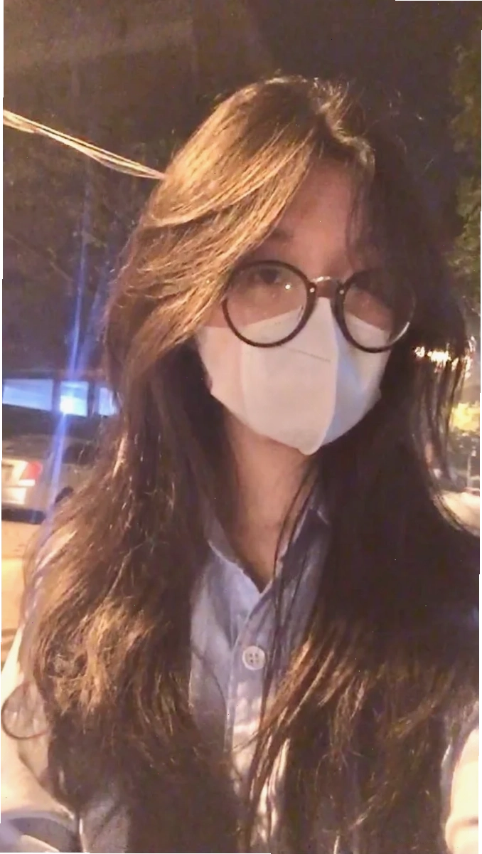 gái đeo khẩu trang chụp ảnh
