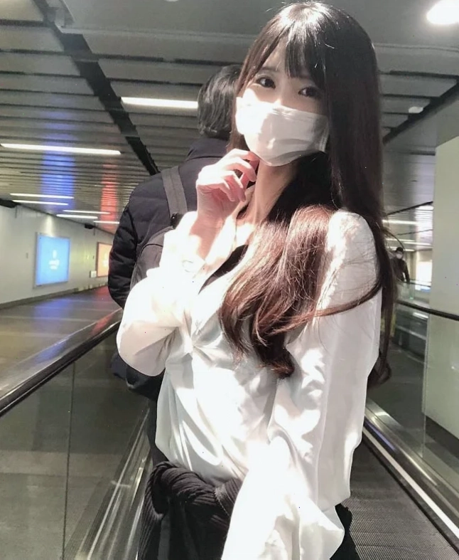 gái đeo khẩu trang chụp tự sướng