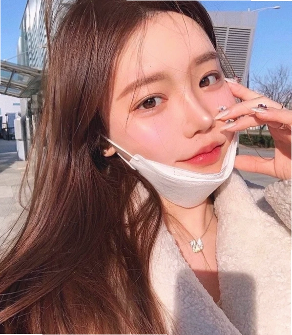 gái đeo khẩu trang đời thường