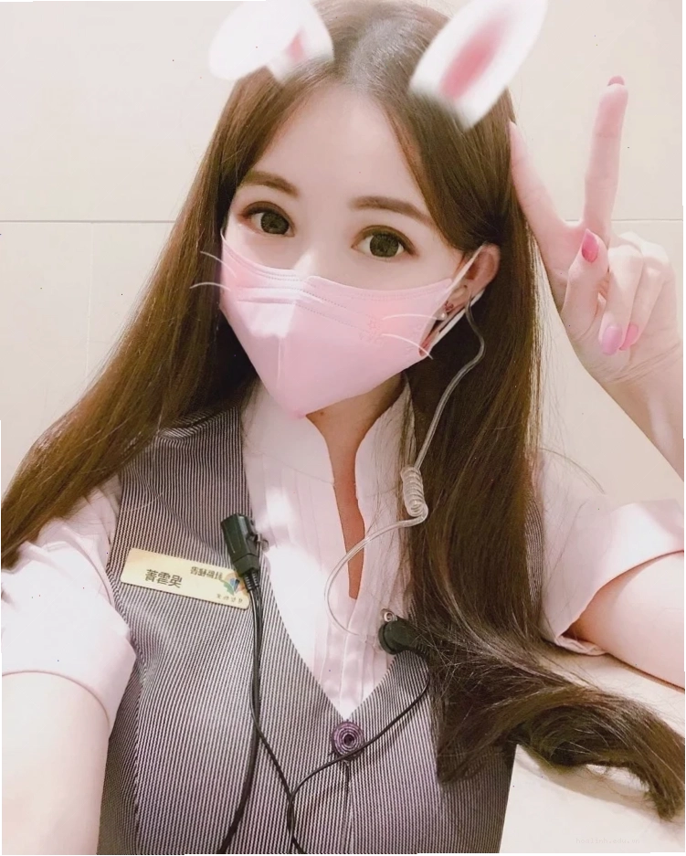 gái đeo khẩu trang kết nối
