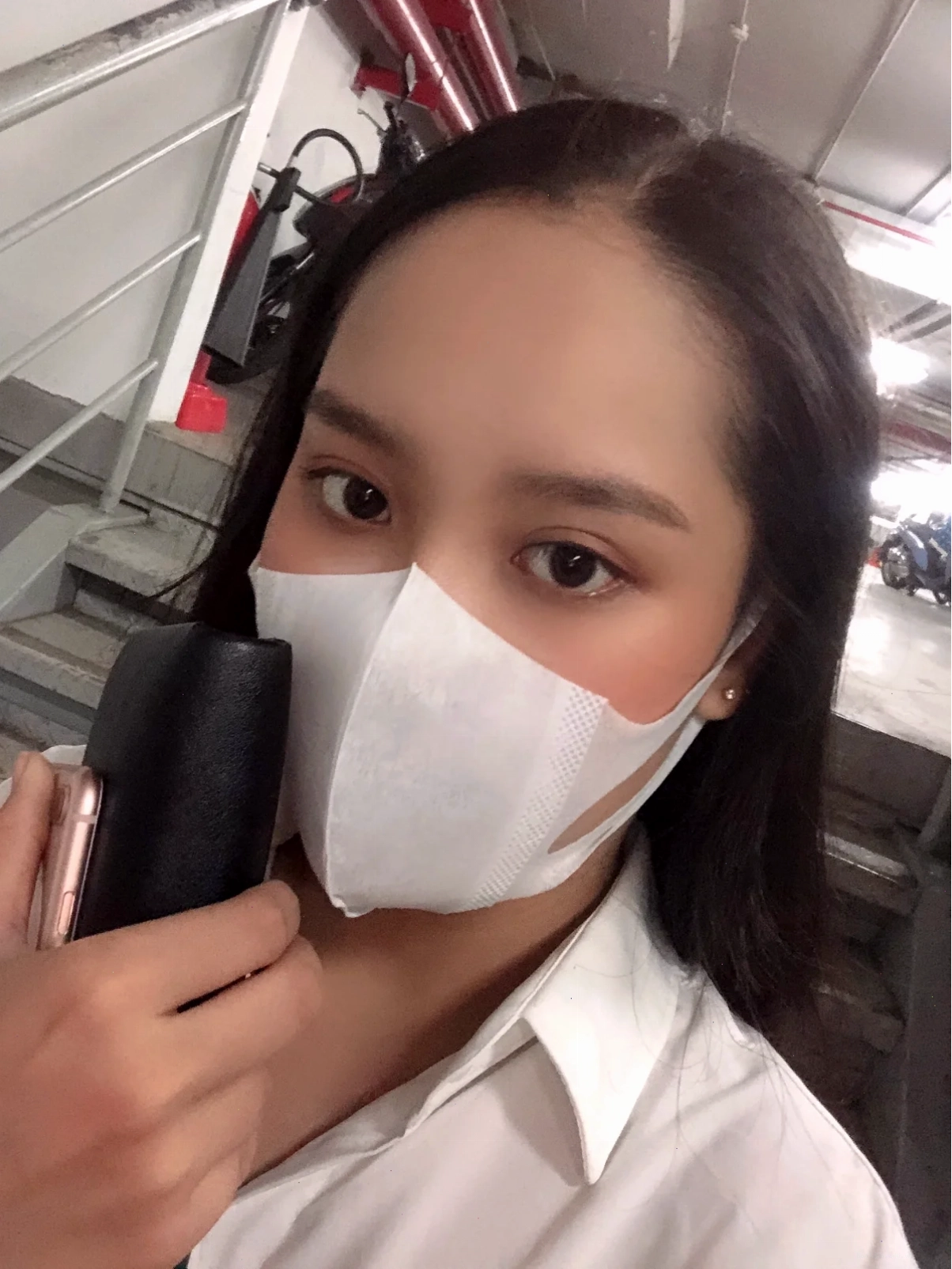 gái đeo khẩu trang ngầu