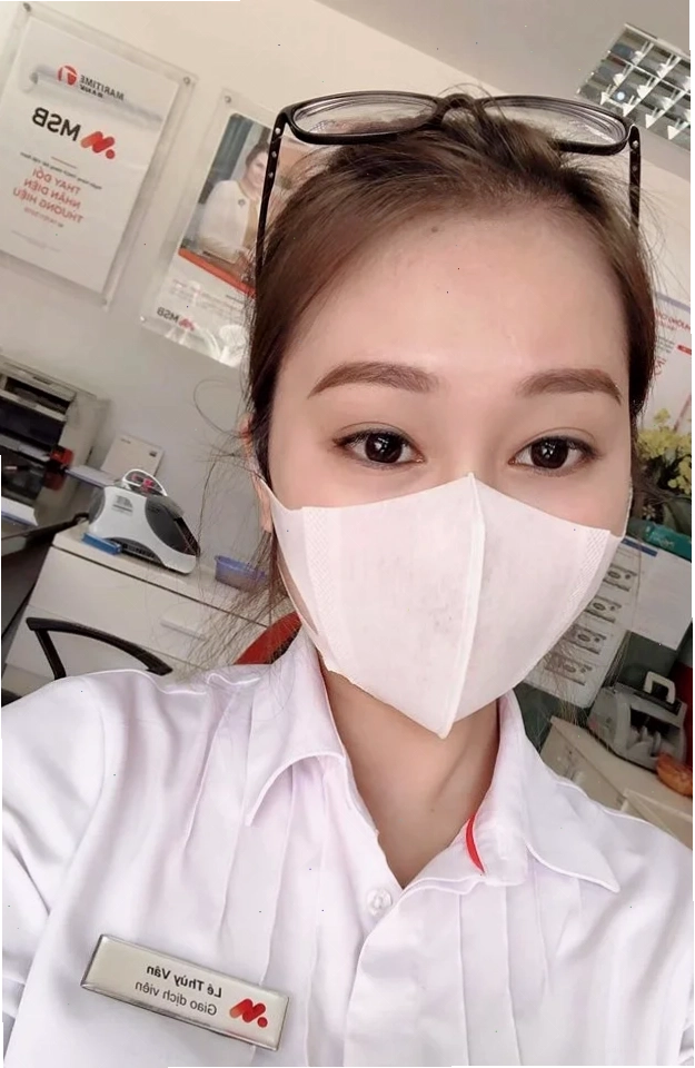 gái đeo khẩu trang nhìn xa xăm