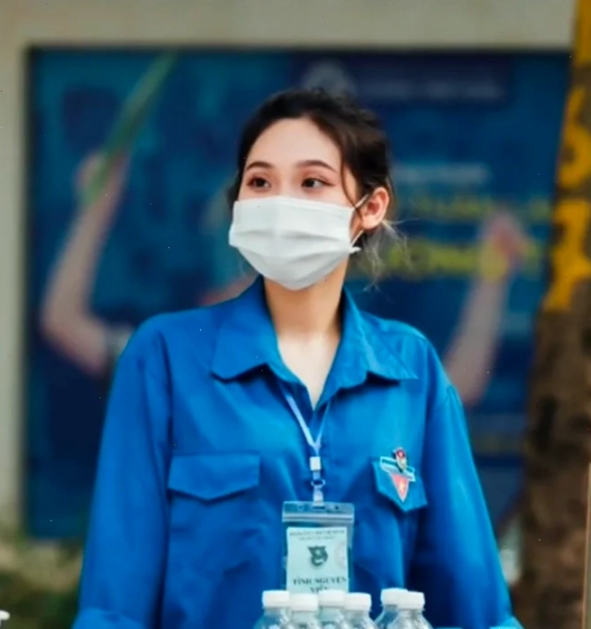 gái đeo khẩu trang thời trang