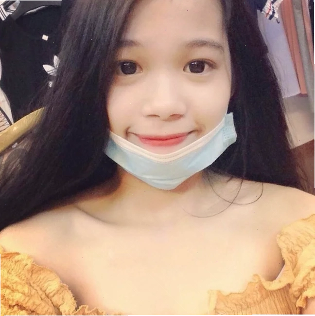 gái đeo khẩu trang thông tin