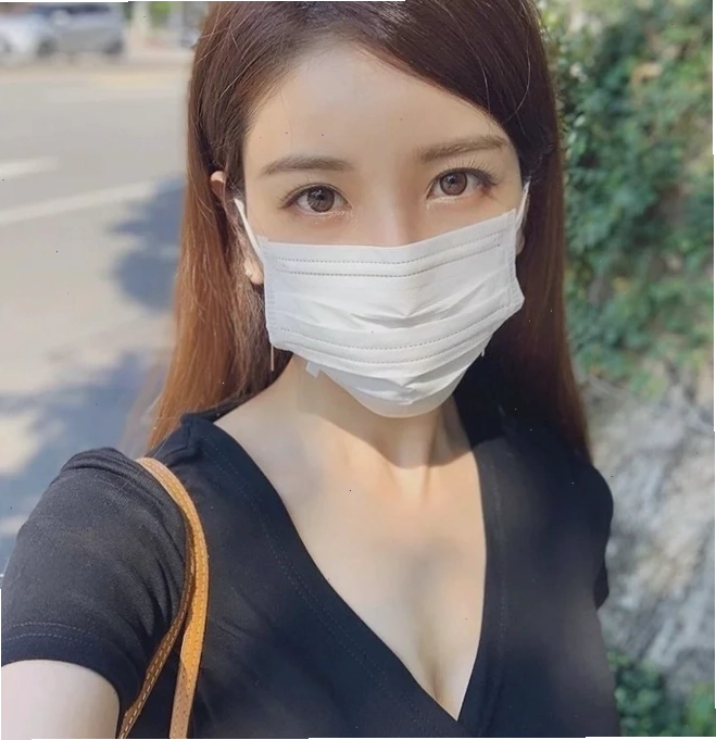 gái đeo khẩu trang trong nhà máy