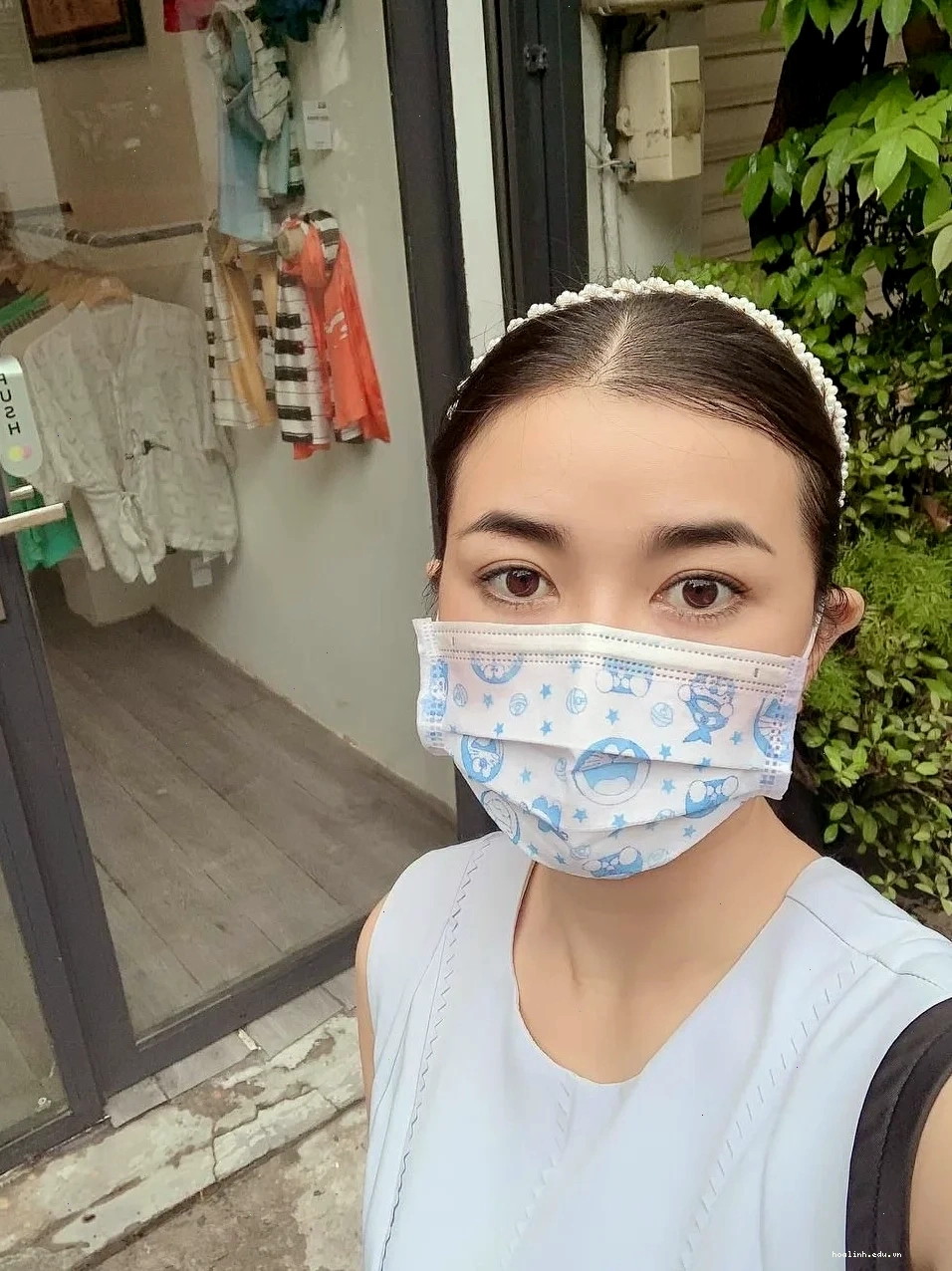 gái đeo khẩu trang tương tác
