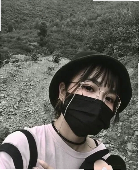 gái đeo khẩu trang vui vẻ