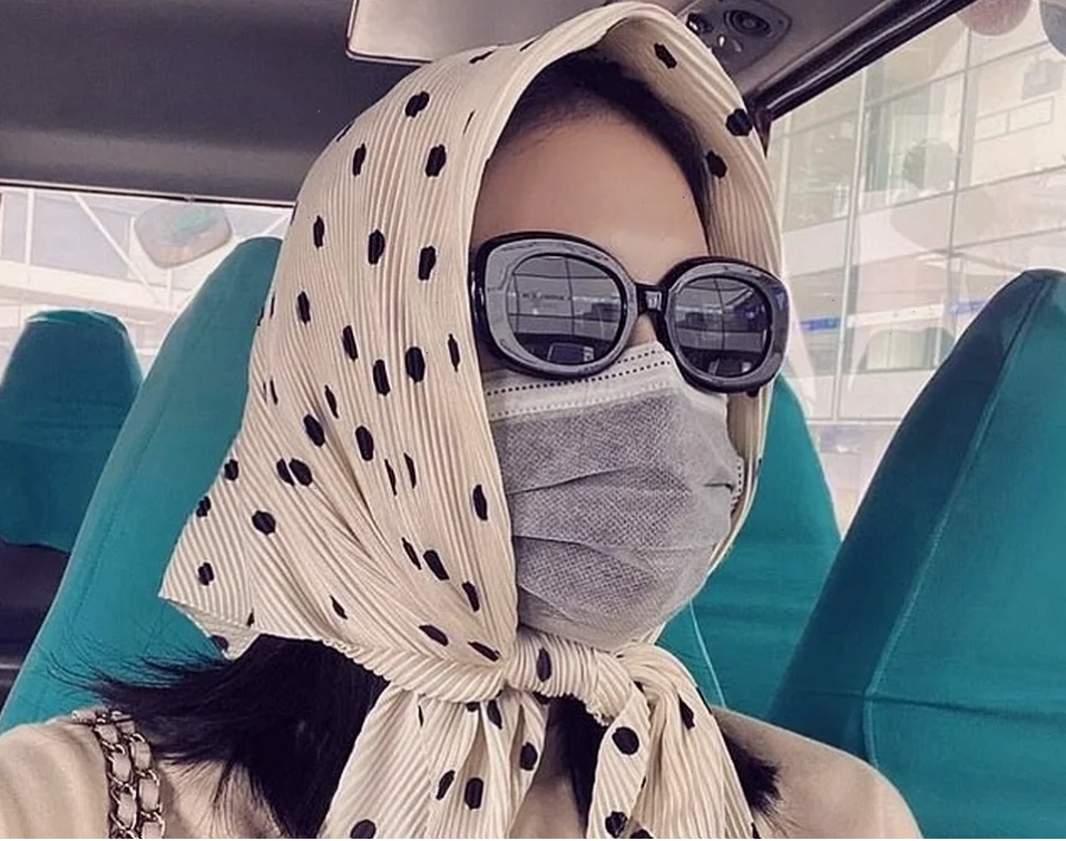 gái đeo khẩu trang xinh xắn