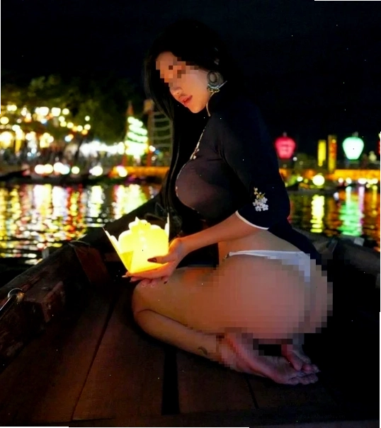 gái đẹp khoe mong ngoài trời